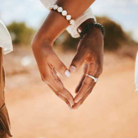 نشونم دقیقه جلو غزل میخونم قصیده