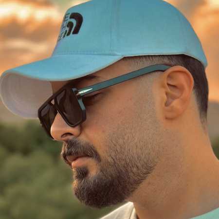 باید می‌بوسیدمت می‌ذاشتمت کنار از شاهان